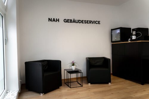 Der moderne und saubere Empfangsbereich im Büro von Nah Gebäudeservice in Neuss, wo wir Kunden für eine persönliche Beratung willkommen heißen.